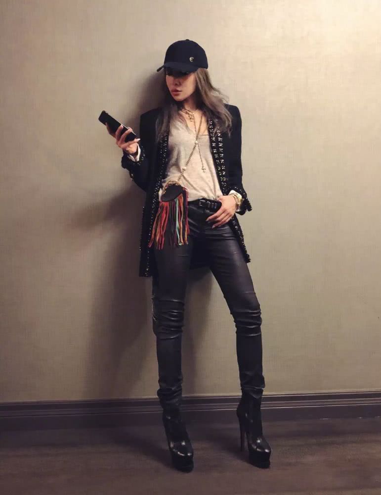 萧亚轩撞上韩国网红，潘南奎化淡妆气质赶超萧亚轩，这10亿花得值