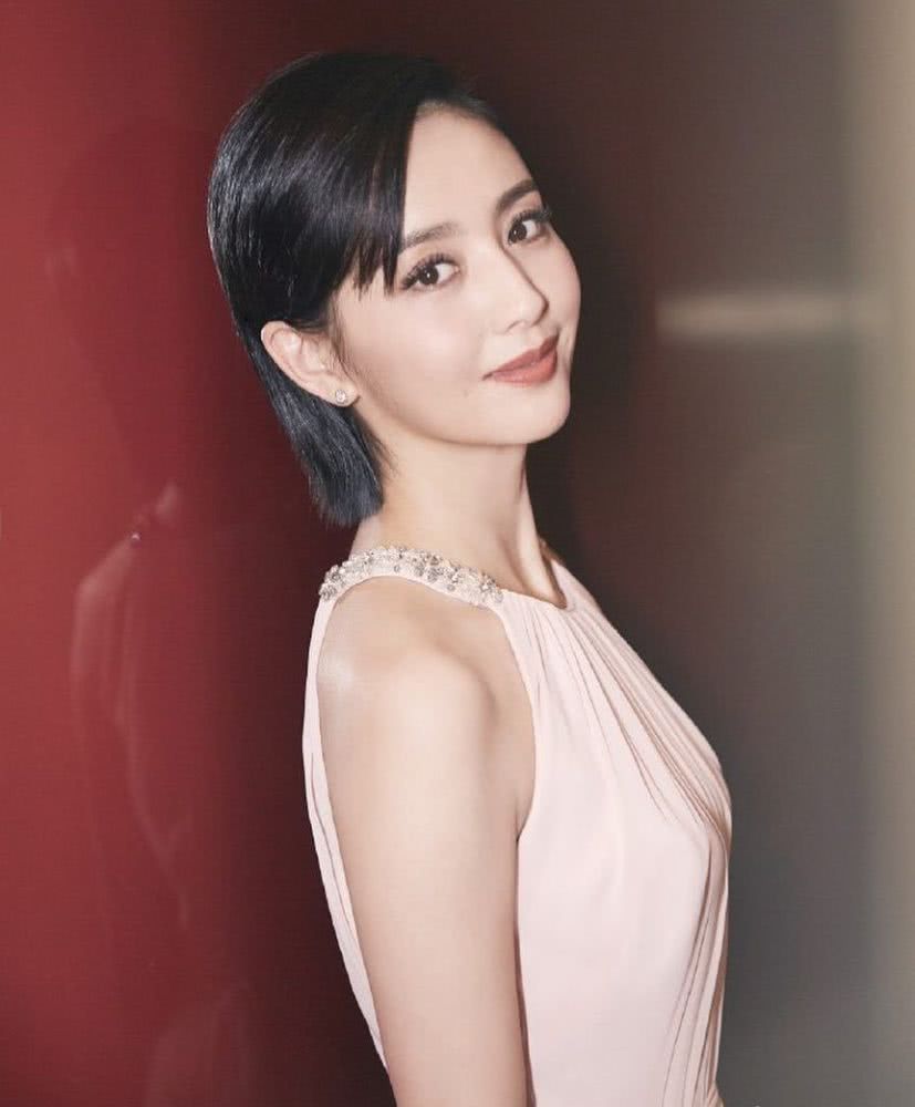 佟丽娅清爽短发好美，穿搭风格越来越甜美，优雅大气超有范儿！