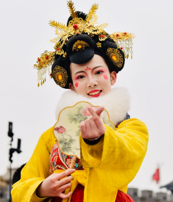 “不倒翁”女孩化身小鹿女,白裙加成美若天仙,这都不出道?