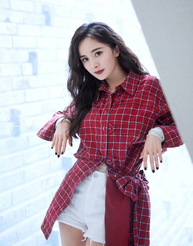 杨幂洞洞鞋也能穿的这么好看,这腿也太美了吧