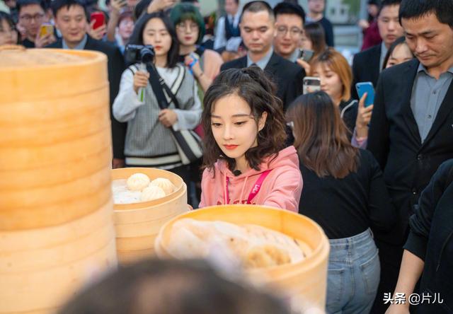 冯提莫被质疑身高不足1米5后,首次回应“我也想长高啊”