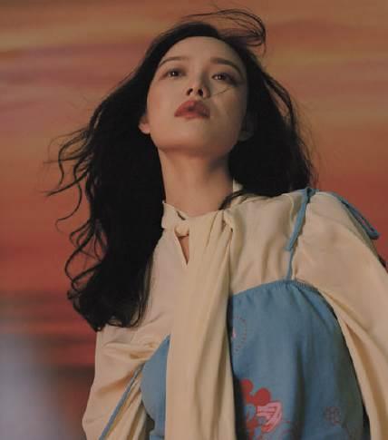 倪妮又拍时尚大片，似冰似火表现绝佳，不愧是“行走的女生拍照指南”