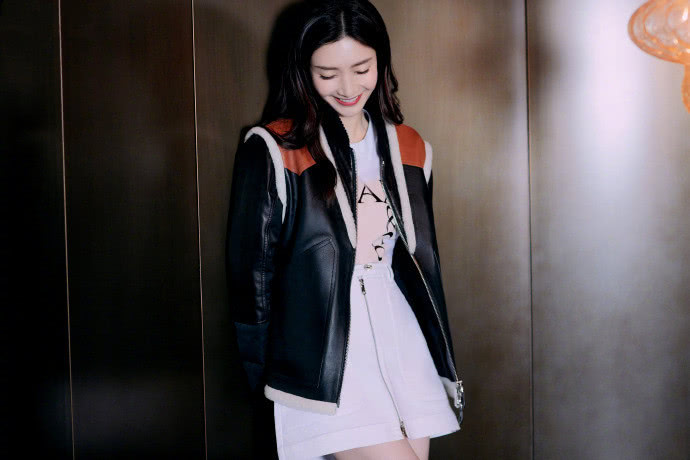 江疏影秀过年私服,穿皮衣搭A字裙,穿长靴超时尚