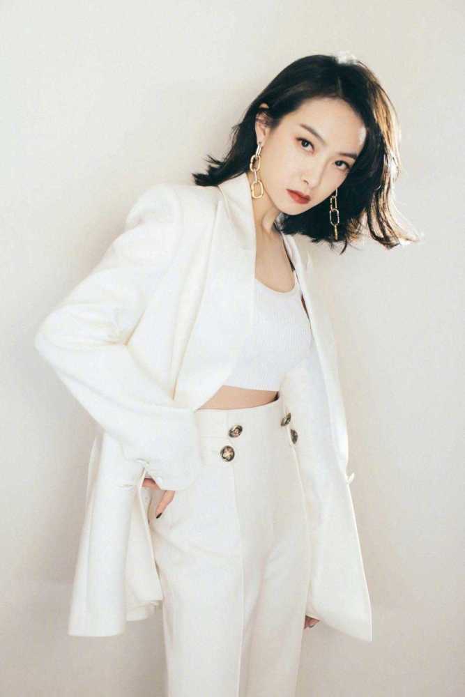 宋茜白色西装穿出了时髦干练,如今32岁美的像18岁