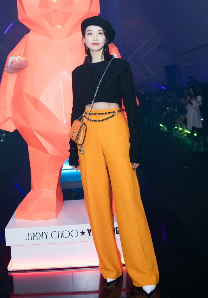 宋茜新造型穿露脐装惊现“蚂蚱肚”,傲人腹肌太抢镜