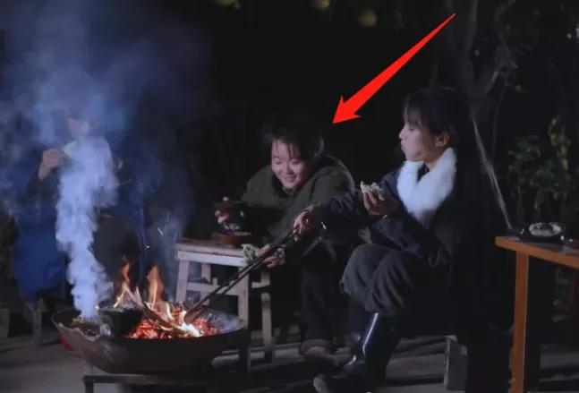 李子柒做美食，小助理意外出镜真容曝光，网友调侃：连助理都这么接地气
