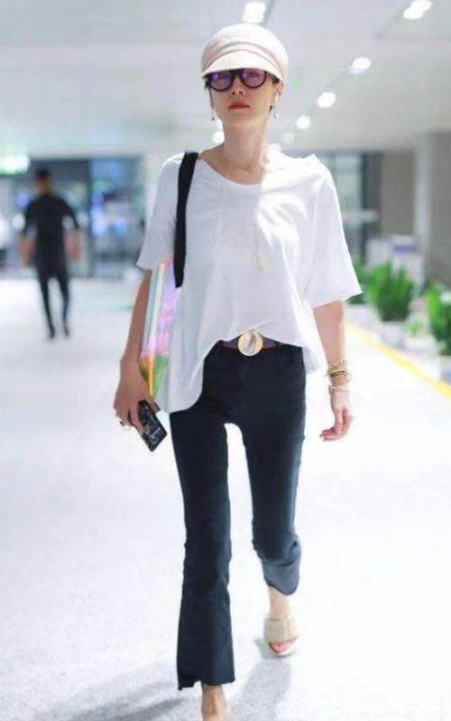 这一次怎么解释?离婚不到两个月就躺别人怀抱,网友:心疼文章