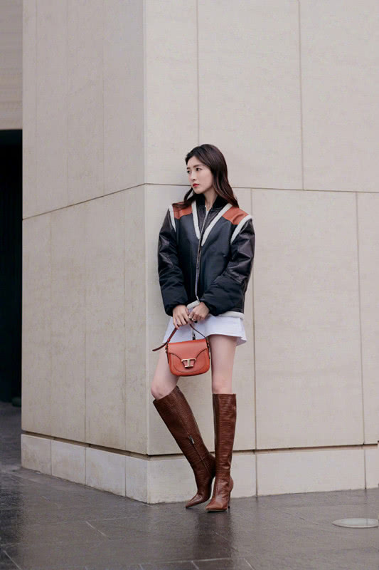 江疏影秀过年私服,穿皮衣搭A字裙,穿长靴超时尚