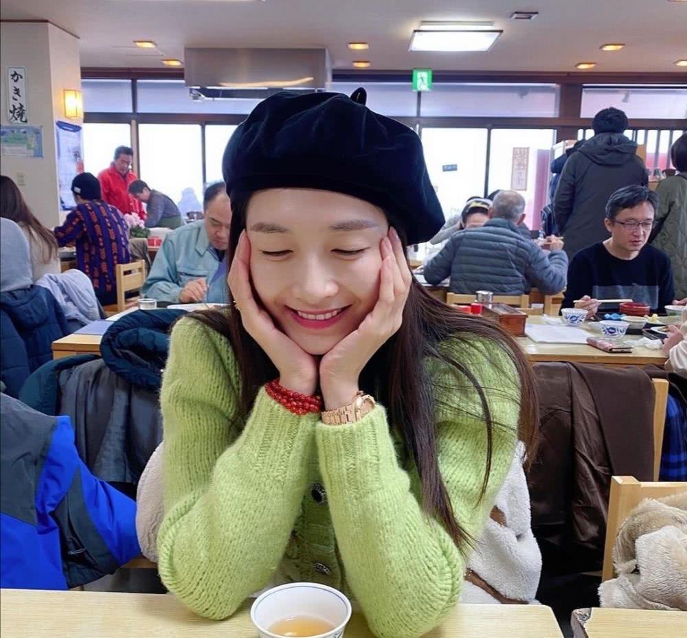 江疏影黑色皮夹克搭配A字裙，身材极品时尚感满分