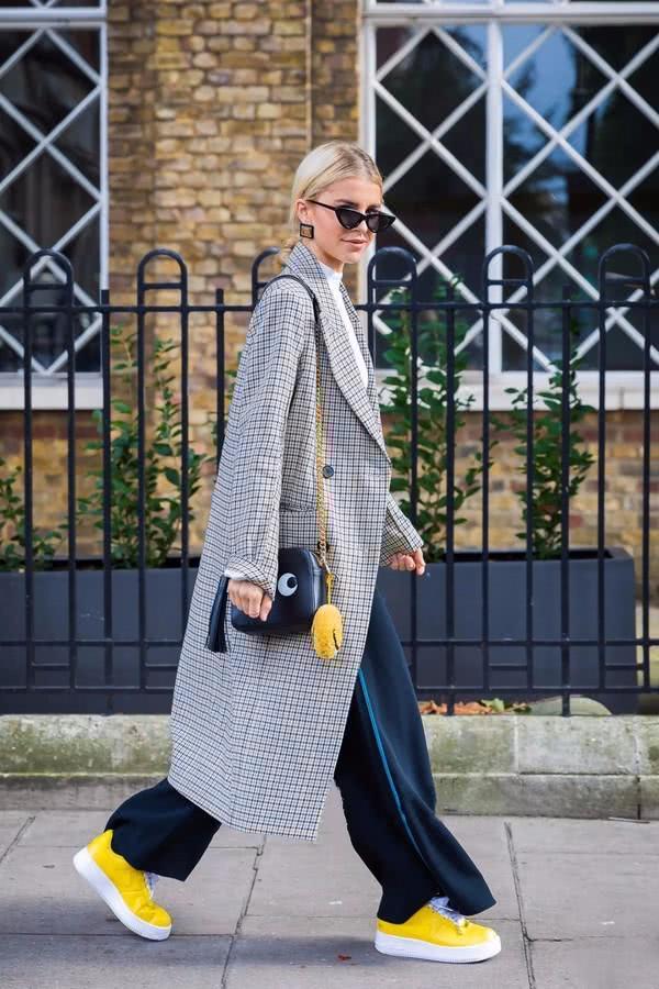 欧美街拍：今年早春穿这5款鞋，回头率高时尚还不撞鞋