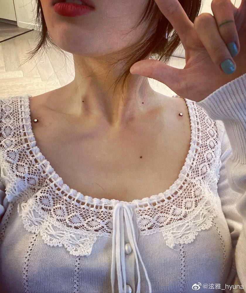 金泫雅晒自己锁骨钉，配纹身风格百变，不过胸口发红看着都觉得痛