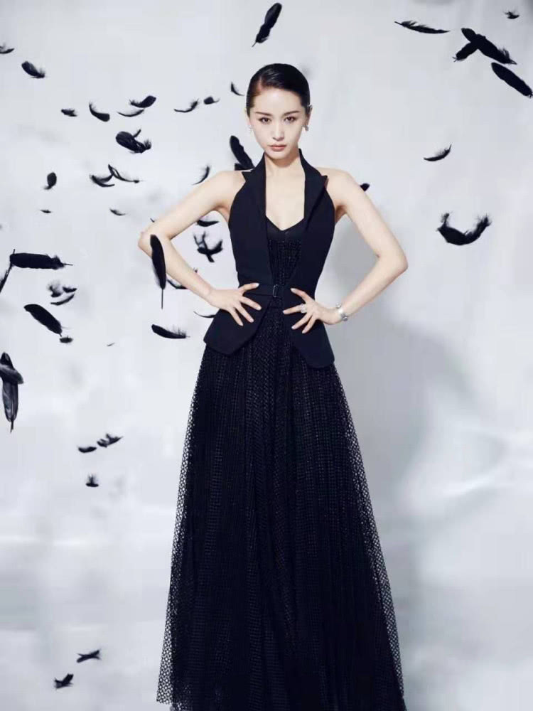 王子文鱼鳞套装裙太性感，换披肩长发配大红唇气场全开