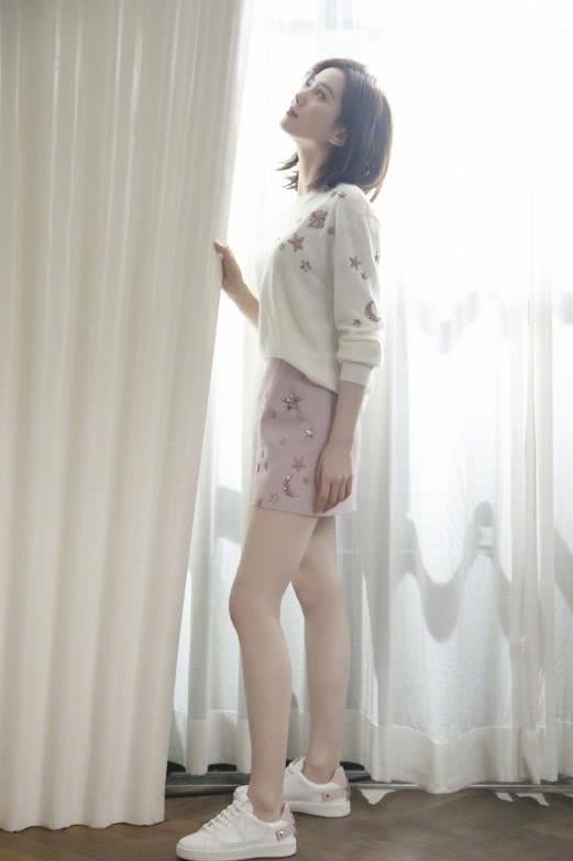 刘诗诗穿粉色连衣裙很淑女,剪短发造型尽显女神风范!