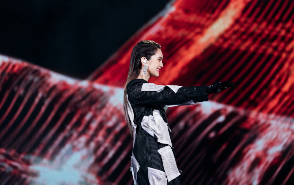 还以为杨丞琳“报纸补丁”裙够吸睛了，直到看见耳环：闪电彩钻