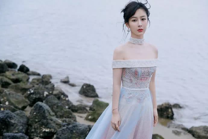 杨紫穿粉色小礼服,换发型瘦下来尖下巴都快成蛇精脸了