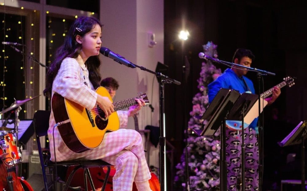 20岁欧阳娜娜走轻熟风，穿皮衣纱裙涂红唇镜头下美成精灵