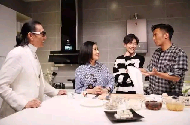 谢霆锋父亲年轻时有多厉害?一部电影的片酬,就装了4个箱子!