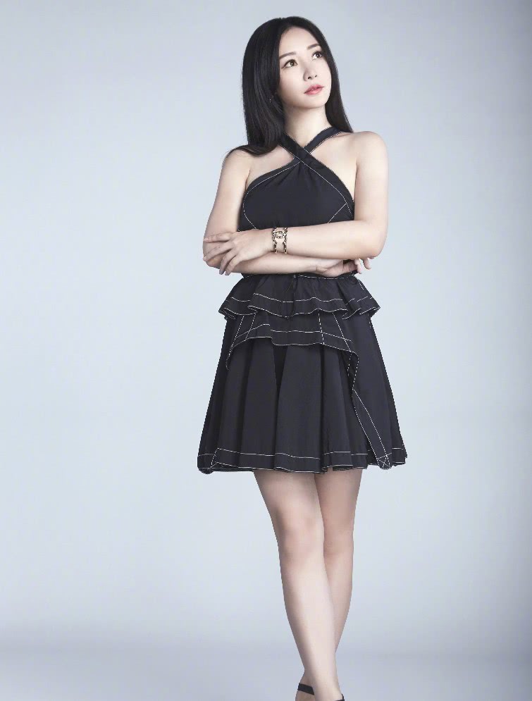 有种清纯叫柳岩穿“肚兜裙”，和以往判若两人，宅男却更爱了！