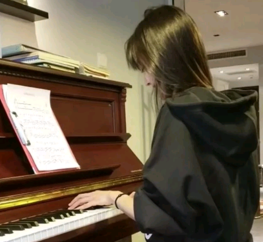 郑爽素颜练弹钢琴视频曝光，回头面对拍摄者灿烂微笑，少女感十足