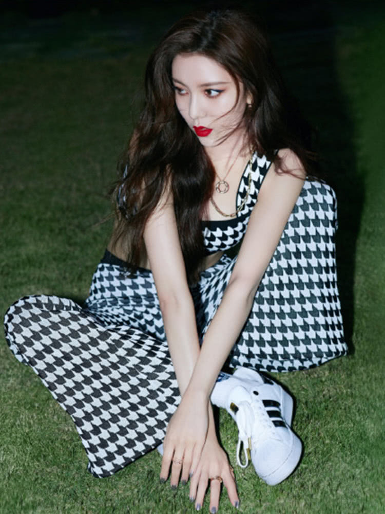 宋妍霏亮相跨年演唱会穿千鸟格露脐装,飒爽时髦太好看!