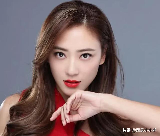 难怪应采儿要一直露额头了,看到“齐刘海”后,网友:判若两人!