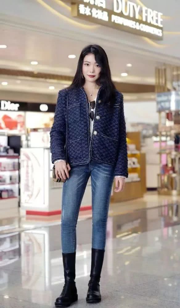 国内美女街拍：穿紧身牛仔裤搭配短靴，一气呵成的流畅线条太好看