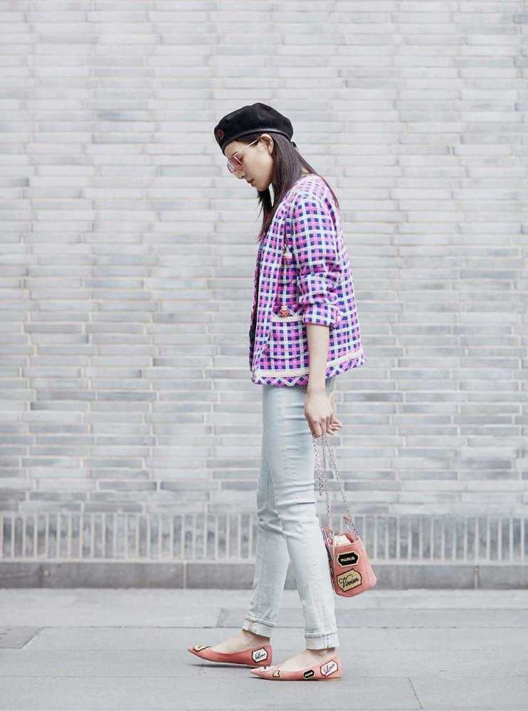 37岁张钧甯格子外套搭配牛仔裤，女神范十足