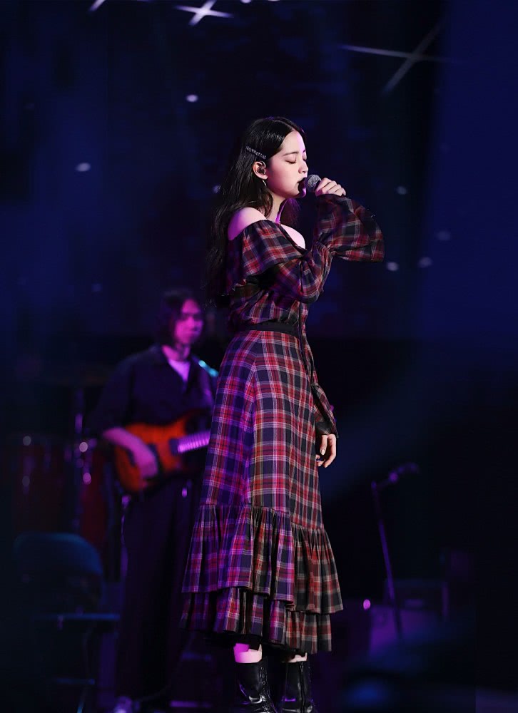 20岁欧阳娜娜走轻熟风，穿皮衣纱裙涂红唇镜头下美成精灵