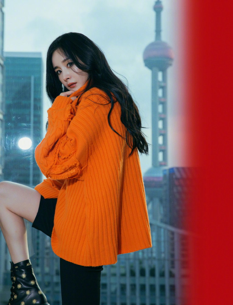 杨幂离婚后大胆挑战马卡龙色毛衣,意外很惊艳!