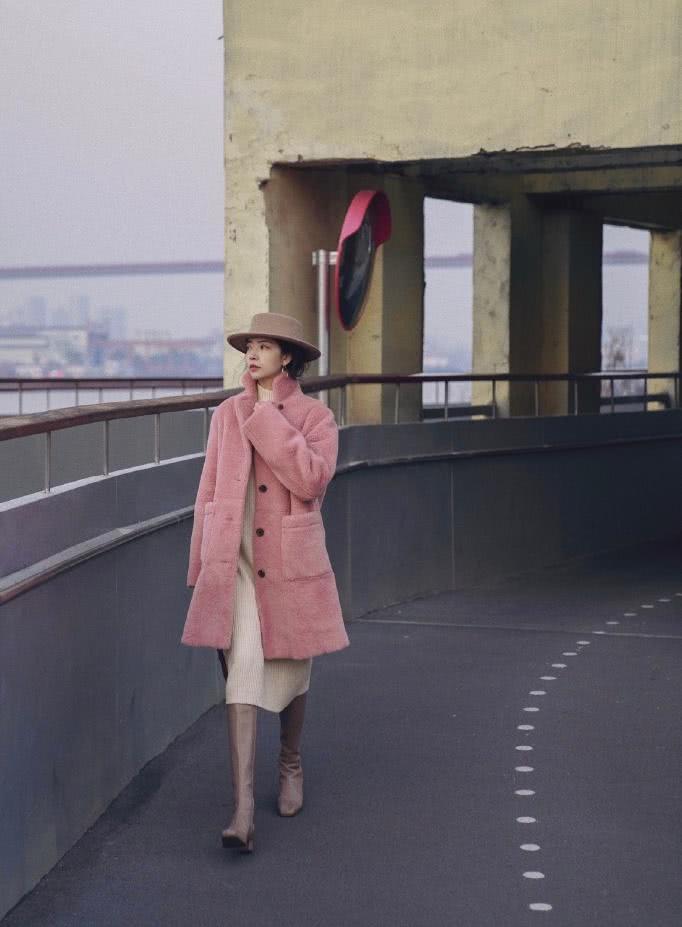 冬天穿裙子比裤子更显瘦！3个搭配保暖又显高，穿出温柔时髦