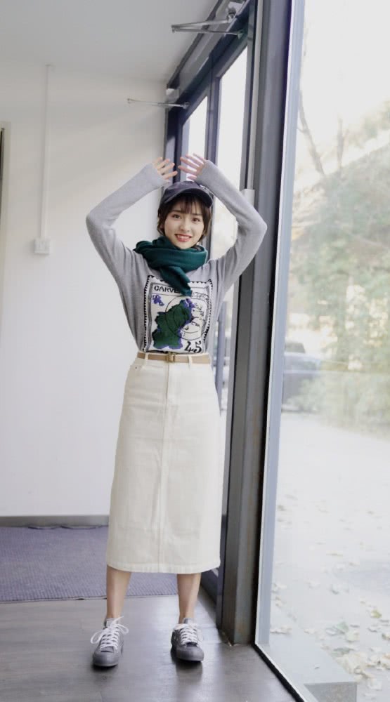 沈月穿短袖马甲配牛仔裤,戴白色发箍复古范十足