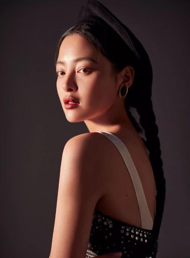 辛芷蕾只有发型吸引人?不,她的时尚首饰搭配更让人拍手叫绝!