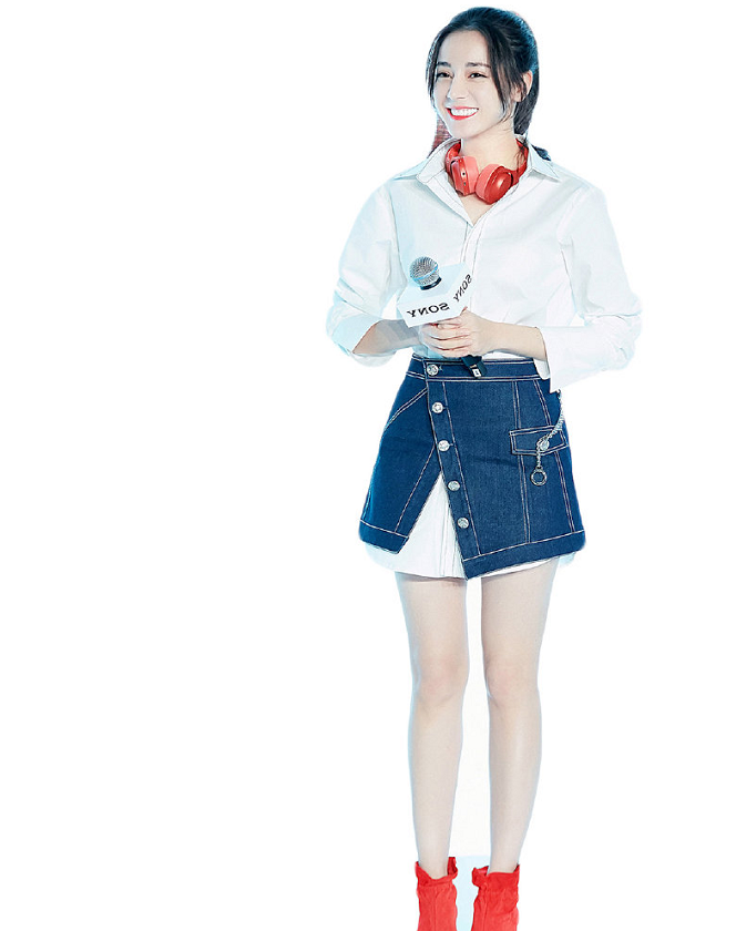 迪丽热巴两条裙子叠着穿，活力四射太有型