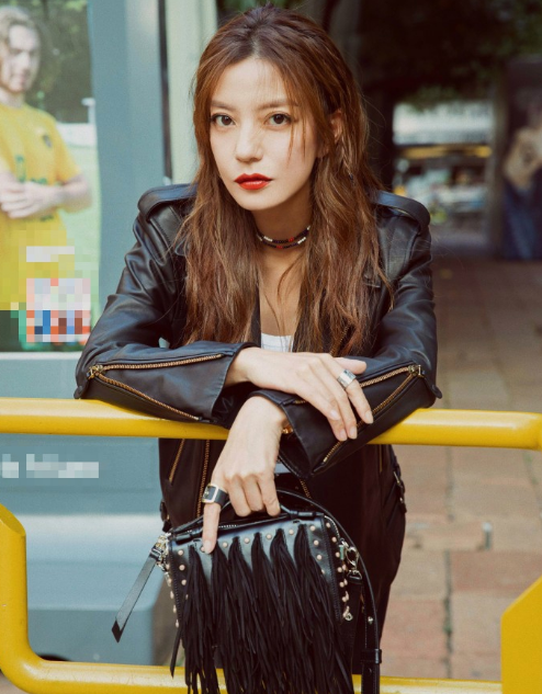 赵薇最不愿提起的男友，曾被他当场掌掴，如今42岁却狼狈不堪！