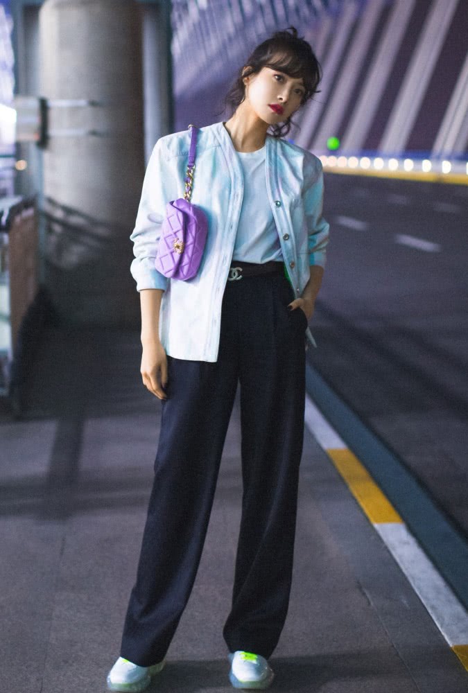 宋茜新造型穿露脐装惊现“蚂蚱肚”,傲人腹肌太抢镜