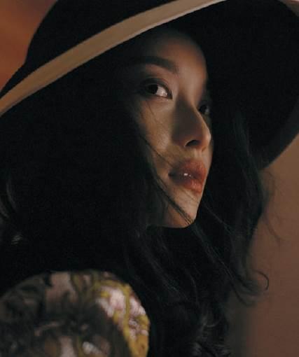 倪妮又拍时尚大片，似冰似火表现绝佳，不愧是“行走的女生拍照指南”