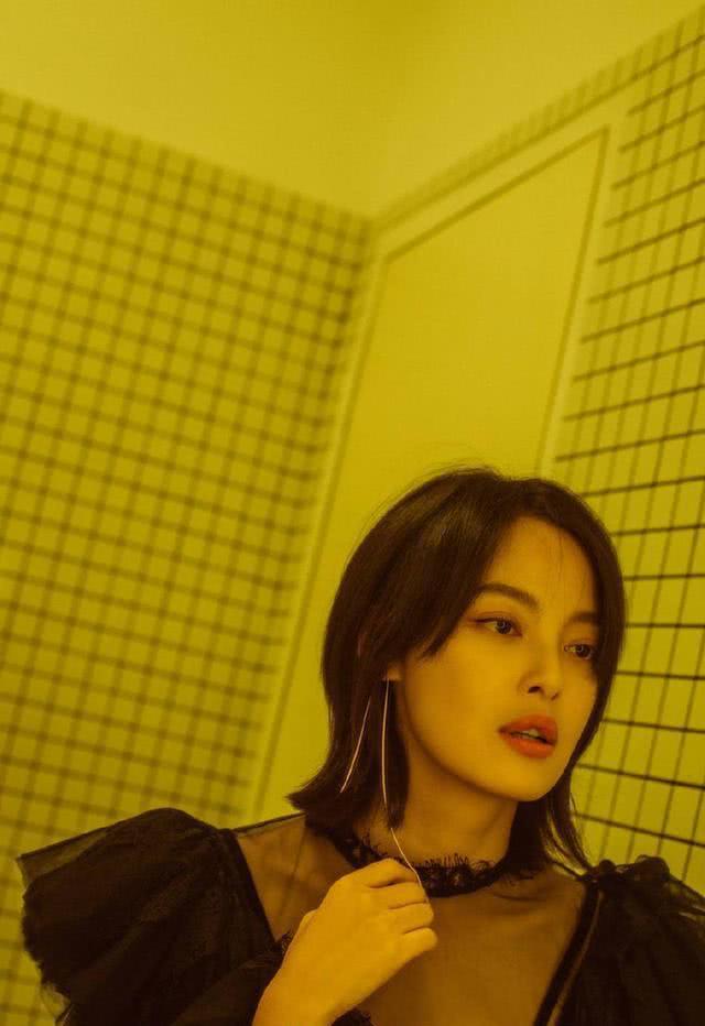 辛芷蕾只有发型吸引人?不,她的时尚首饰搭配更让人拍手叫绝!