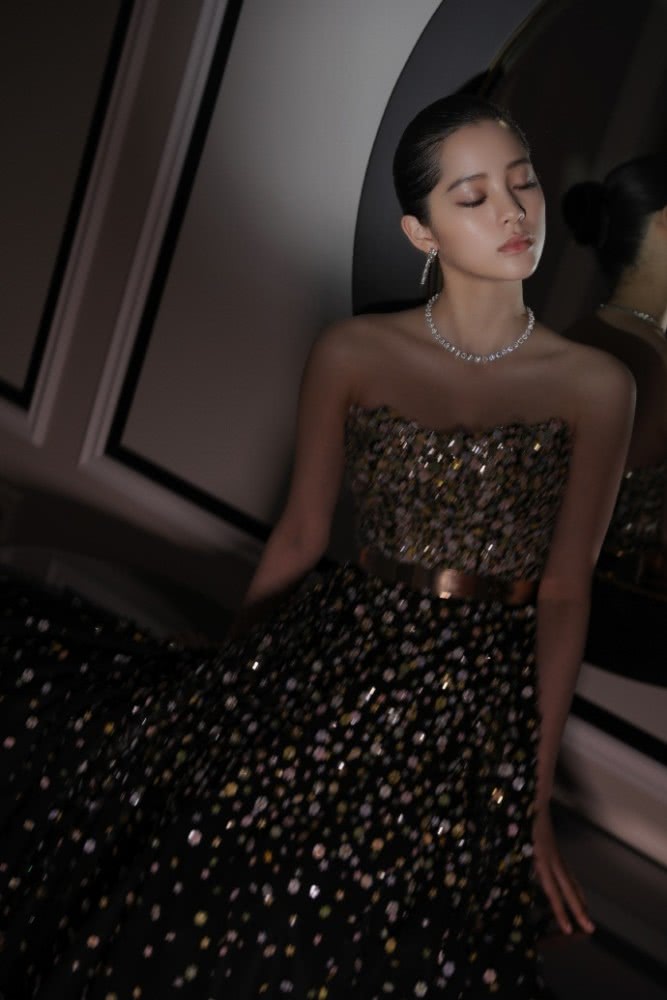 长开后的欧阳娜娜有多美？晚会上穿晚礼裙，身材让全网女生绝望