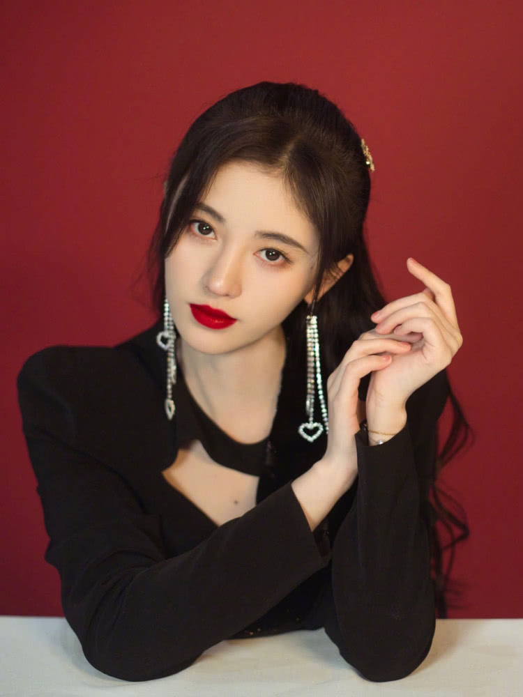 鞠婧祎全黑LOOK搭复古红唇,小个子也能HOLD住御姐风!