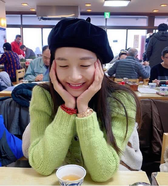 江疏影绿色毛衣搭配贝雷帽,气质温婉动人太减龄