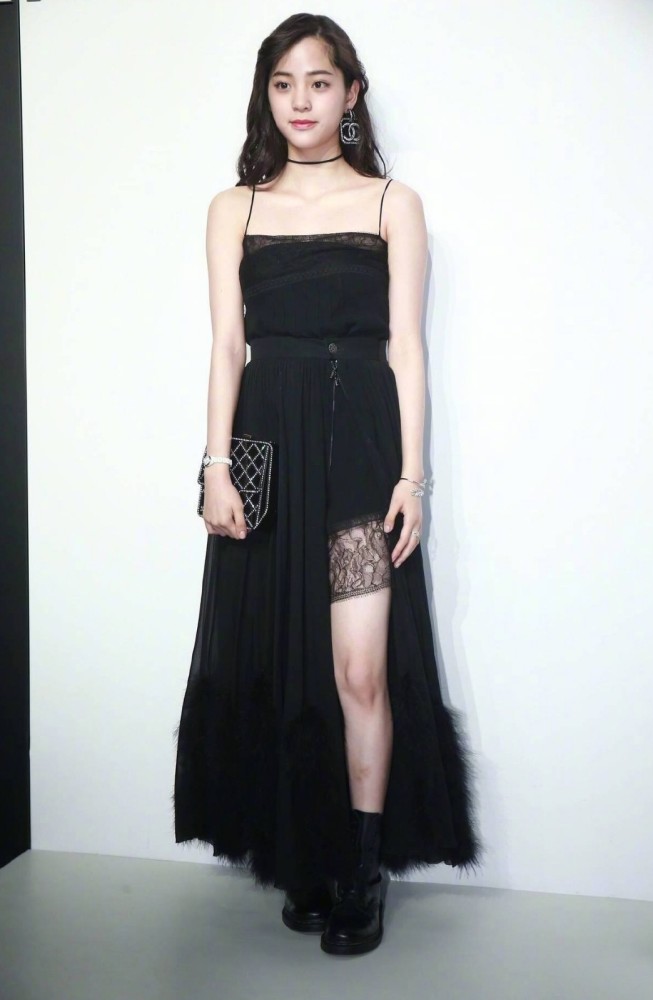 欧阳娜娜私服照穿黑白色格纹短外套配牛仔裤,双腿纤细笔直