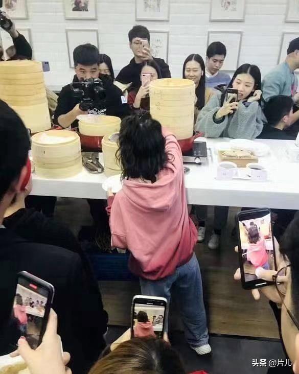 冯提莫被质疑身高不足1米5后,首次回应“我也想长高啊”