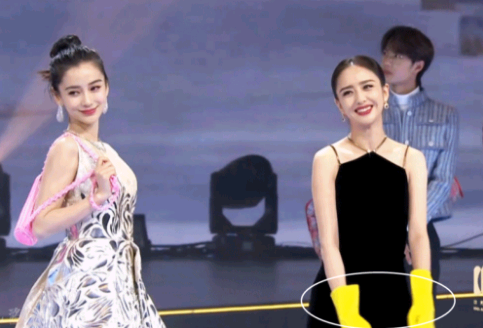 台上四位仙女,台下三小花看戏,看到佟丽娅的手套,笑了