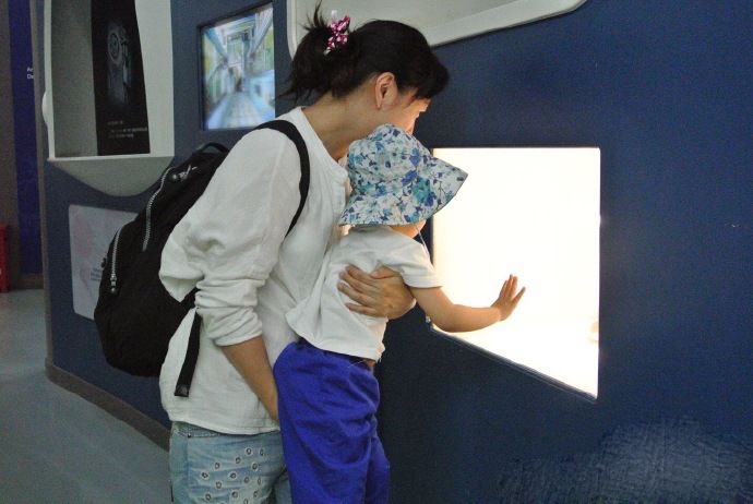 43岁罗海琼全家近照,被富豪老公宠上天,现为两个女儿艰辛复出