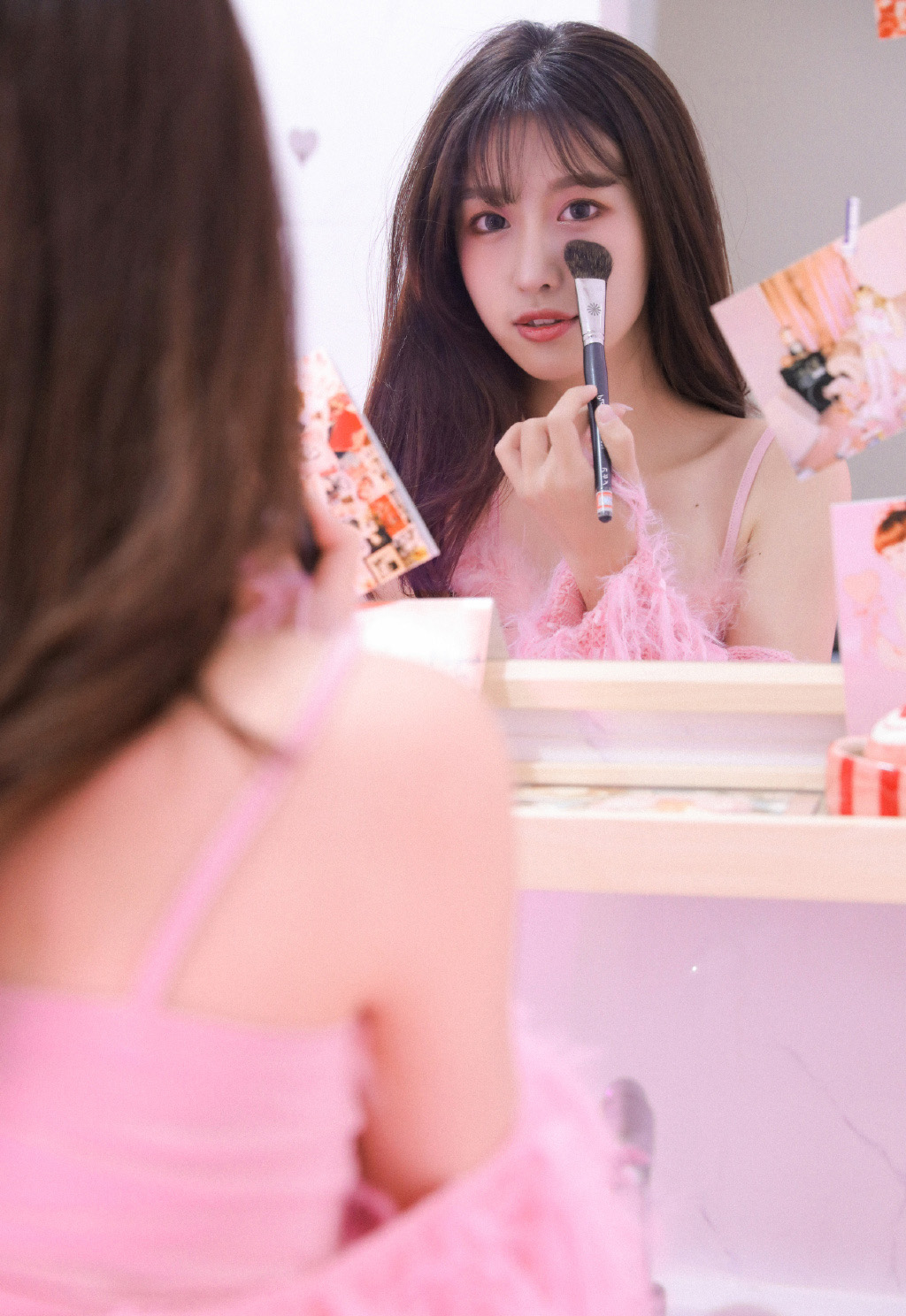 露肩吊带美女短裤长腿性感写真