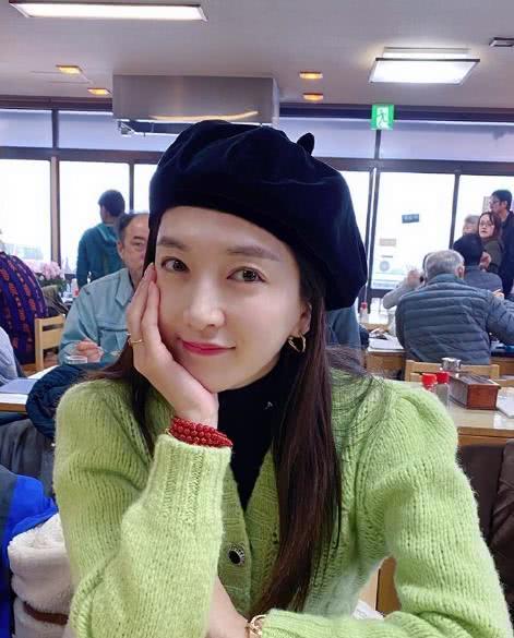 江疏影绿色毛衣搭配贝雷帽,气质温婉动人太减龄