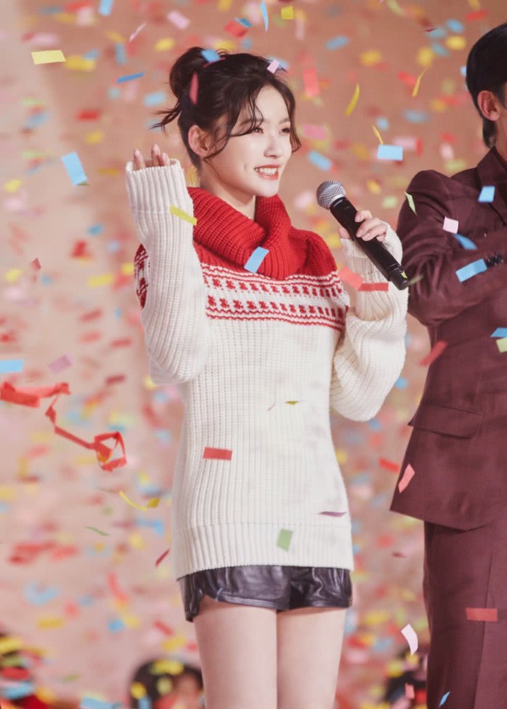 林允跨年穿搭太拼了,这样的打扮让人看着都觉得冷