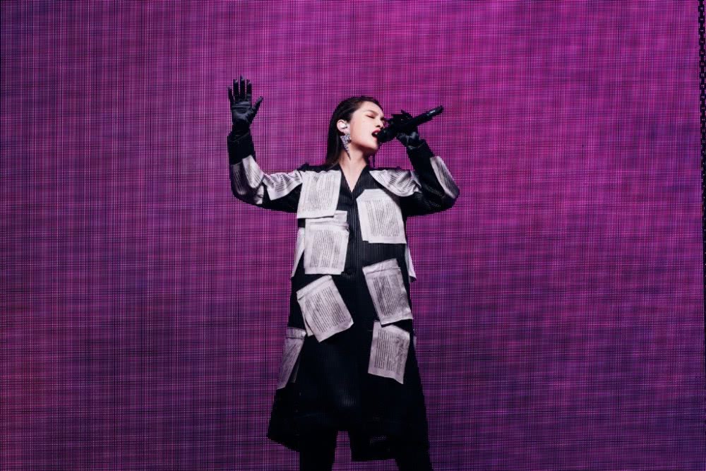 还以为杨丞琳“报纸补丁”裙够吸睛了，直到看见耳环：闪电彩钻