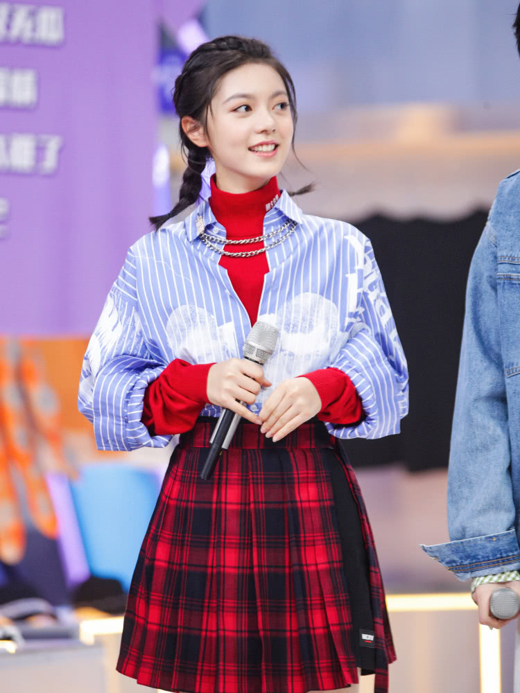 BABY和赵今麦,工装甜美风VS青春学院风,结了婚就是不一样!