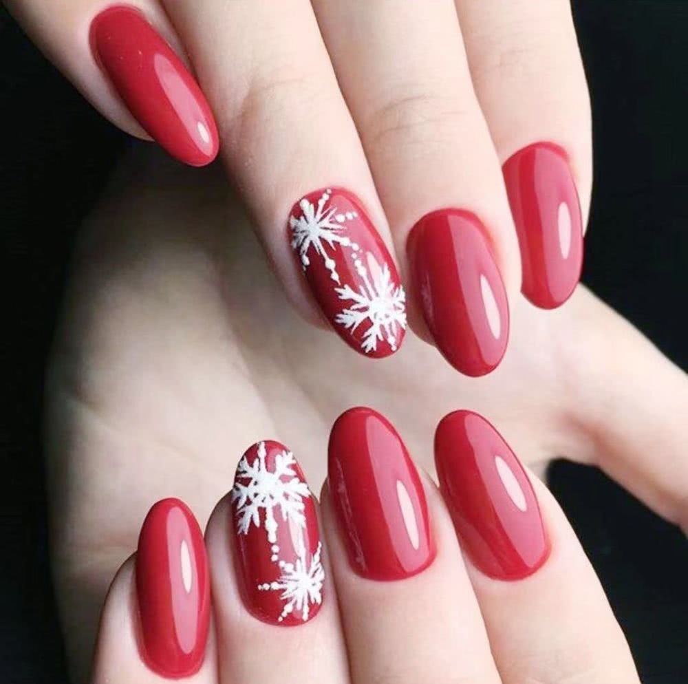 最适合今年冬季做的雪花美甲，你不想试试吗？